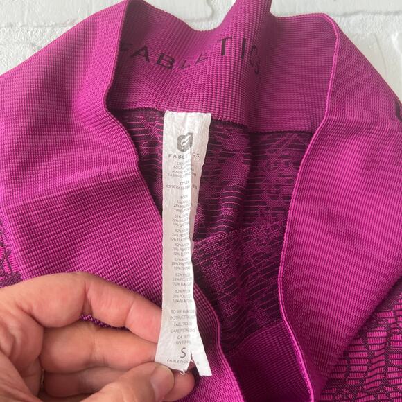 Fabletics Purple Fuschia Floral Compression Capri Leggings Yoga Pants-sz S - Picture 4 of 6